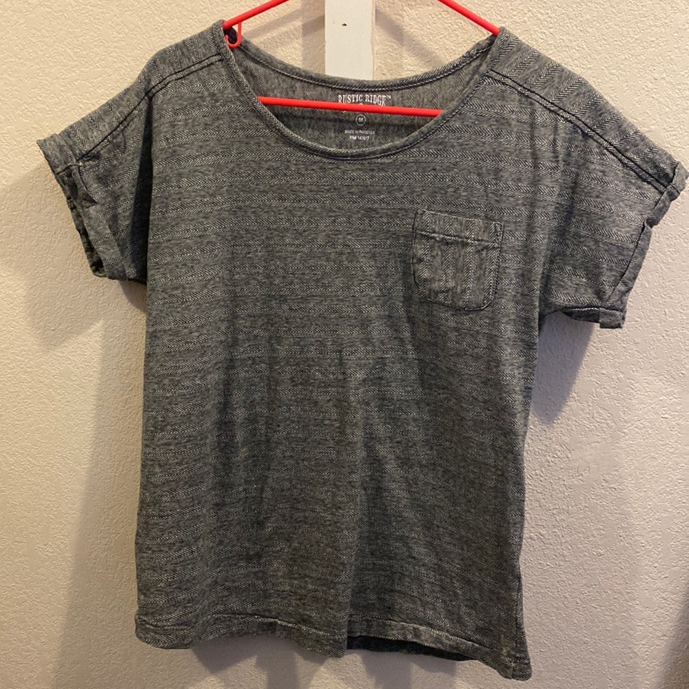 Rustic Ridge gray top with pocket